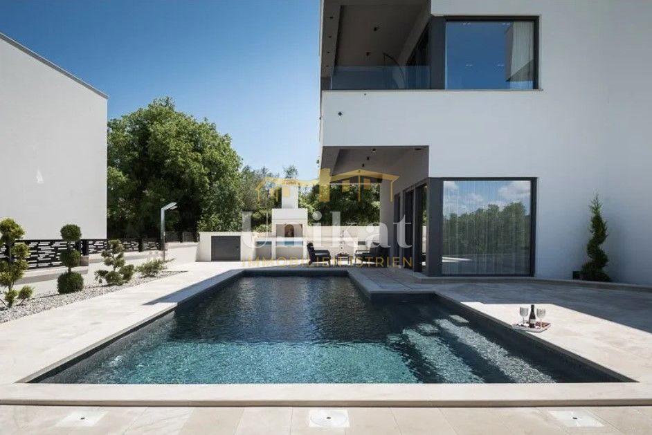 Čudovita vila z razgledom na morje v okolici Marčane